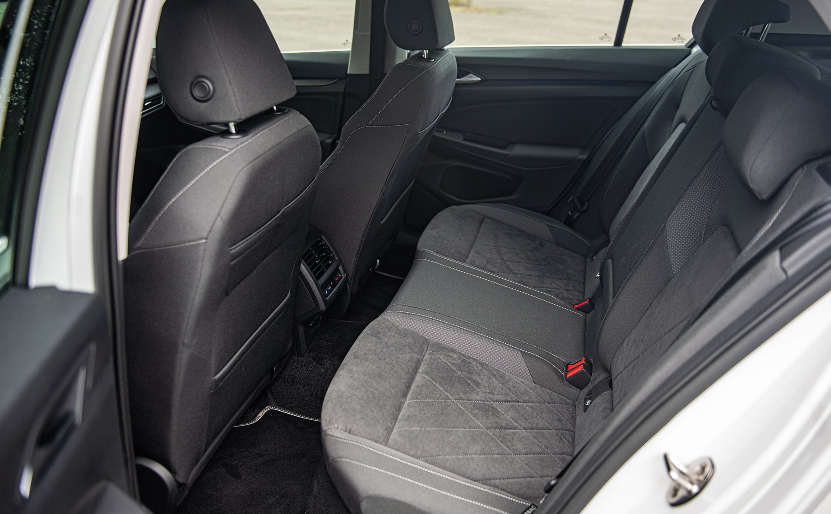 后排空间和上一代基本持平，够用但不宽敞