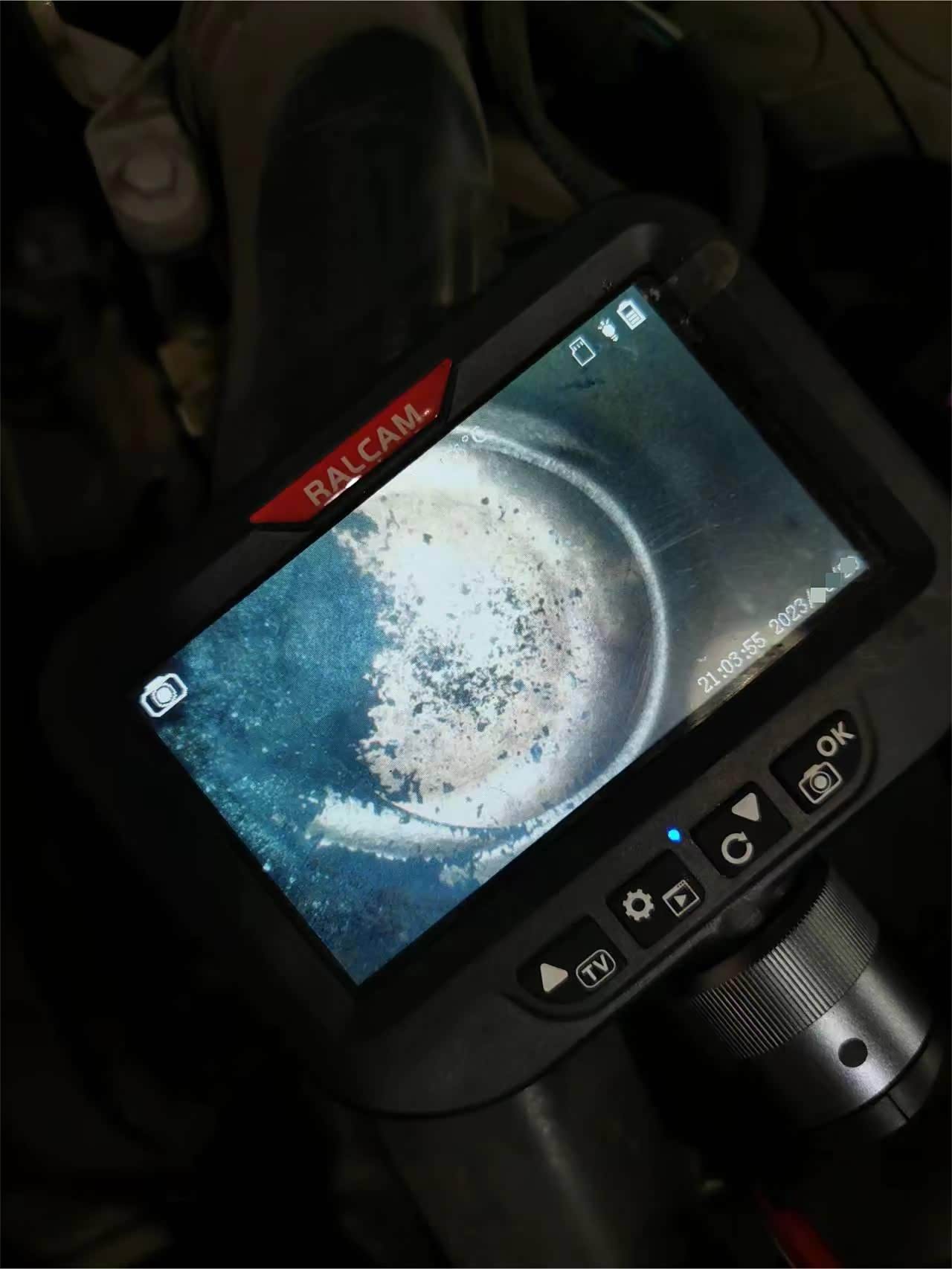 有一部分积碳已经结痂了