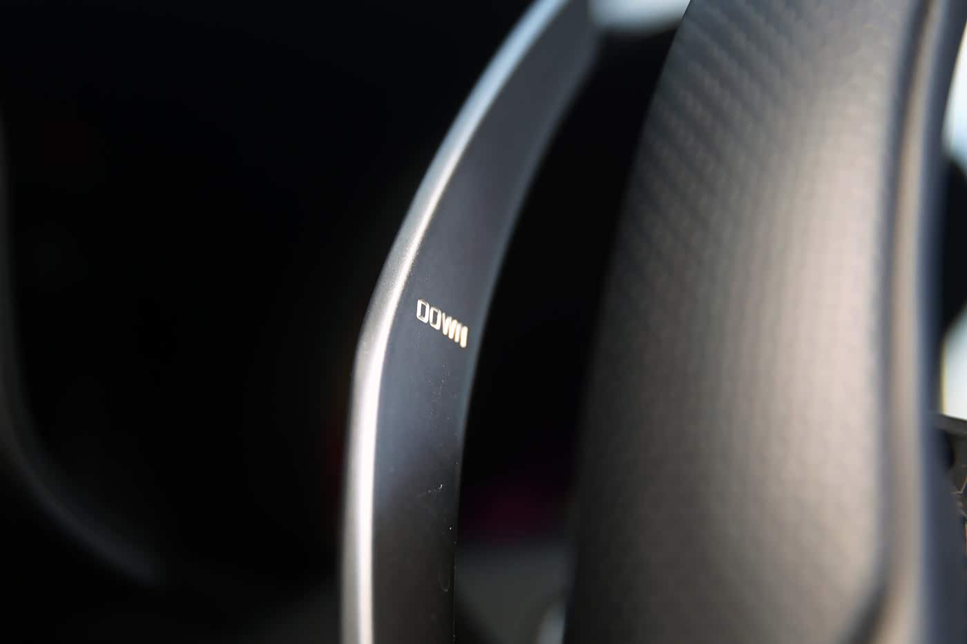 换挡拨片， 不随转，和修长的造型尺寸都有利于驾驶着在任何时候准确操作