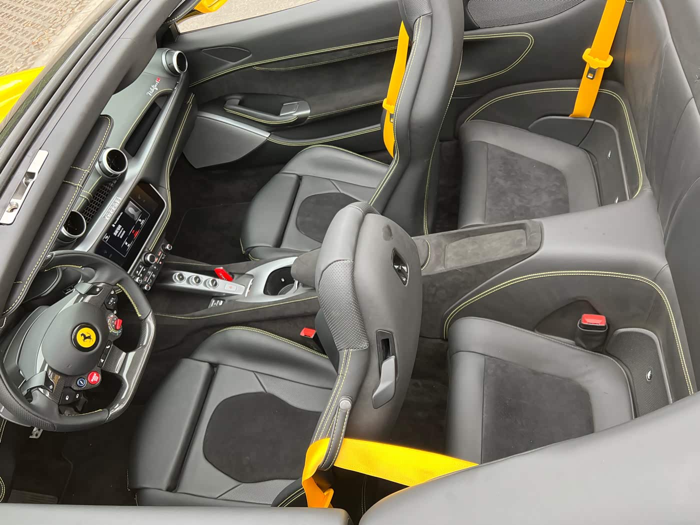 车内空间布局大致这样