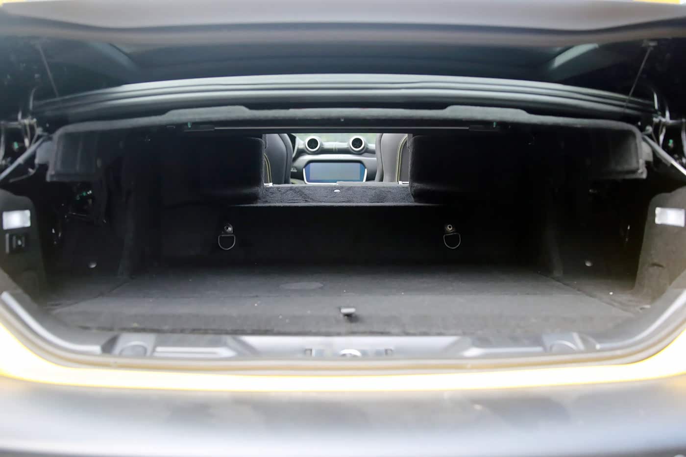 不打高尔夫， 这样放倒后， 应该球包可以装载了？