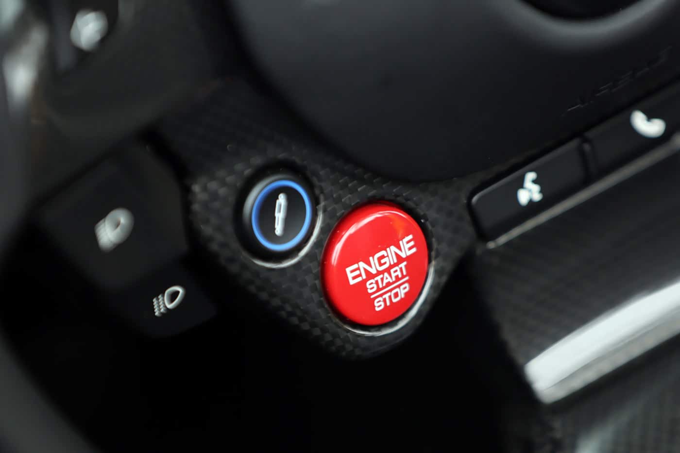 启动键在方向盘上， 通往快乐之门。 在遇到崎岖路面时， 可以按下旁边的避震器调节按钮