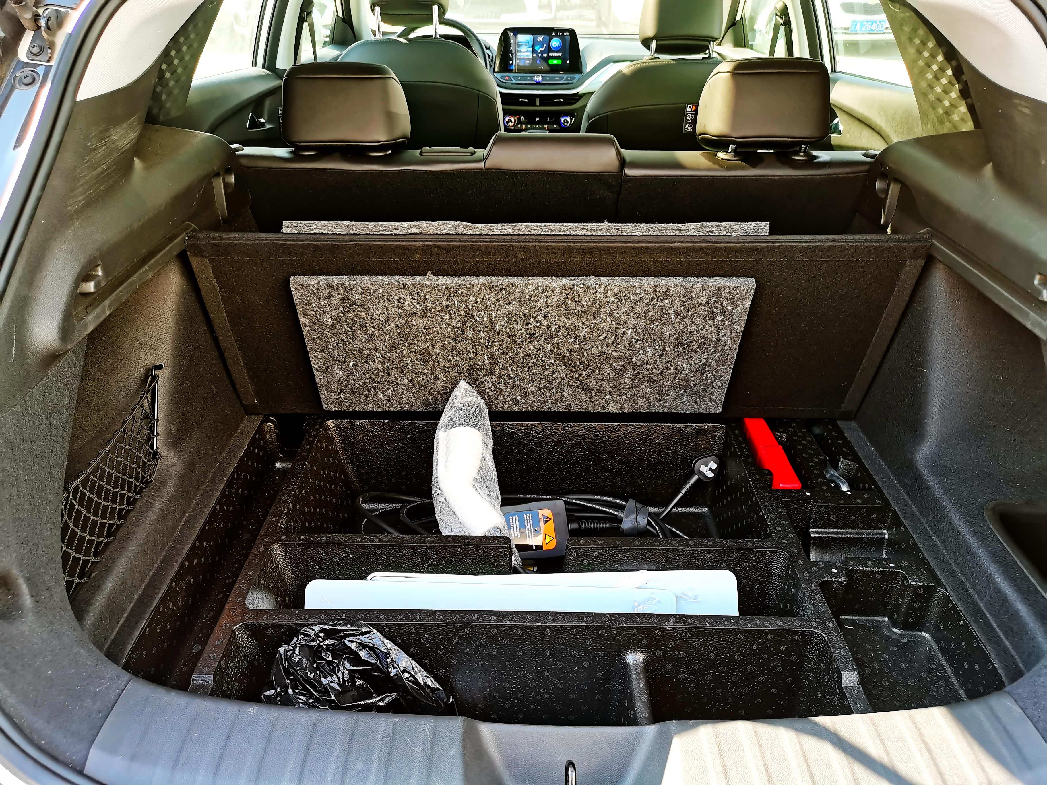 充电插头就在后备箱里，顺便也看下畅巡的尾箱，空间可不小，这一点还是非常不错的，装载能力是家用方便首选