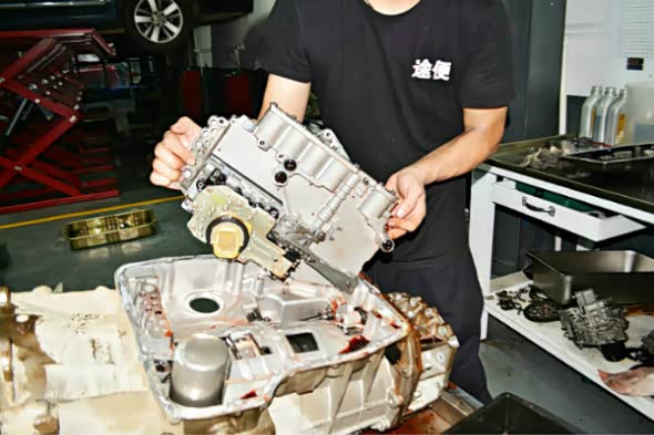 拆卸吉普大指挥官变速箱阀体