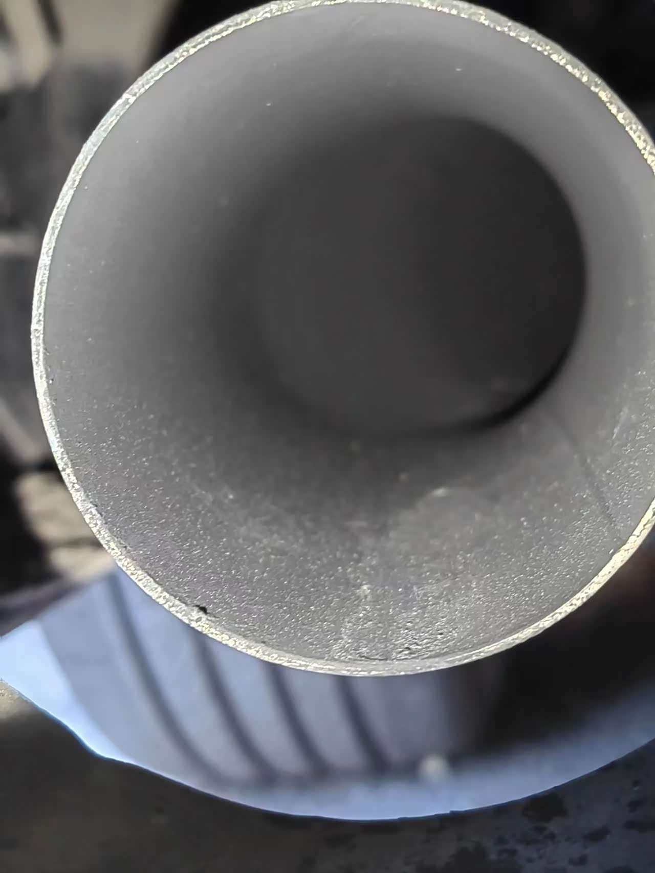 黑乎乎的排气筒