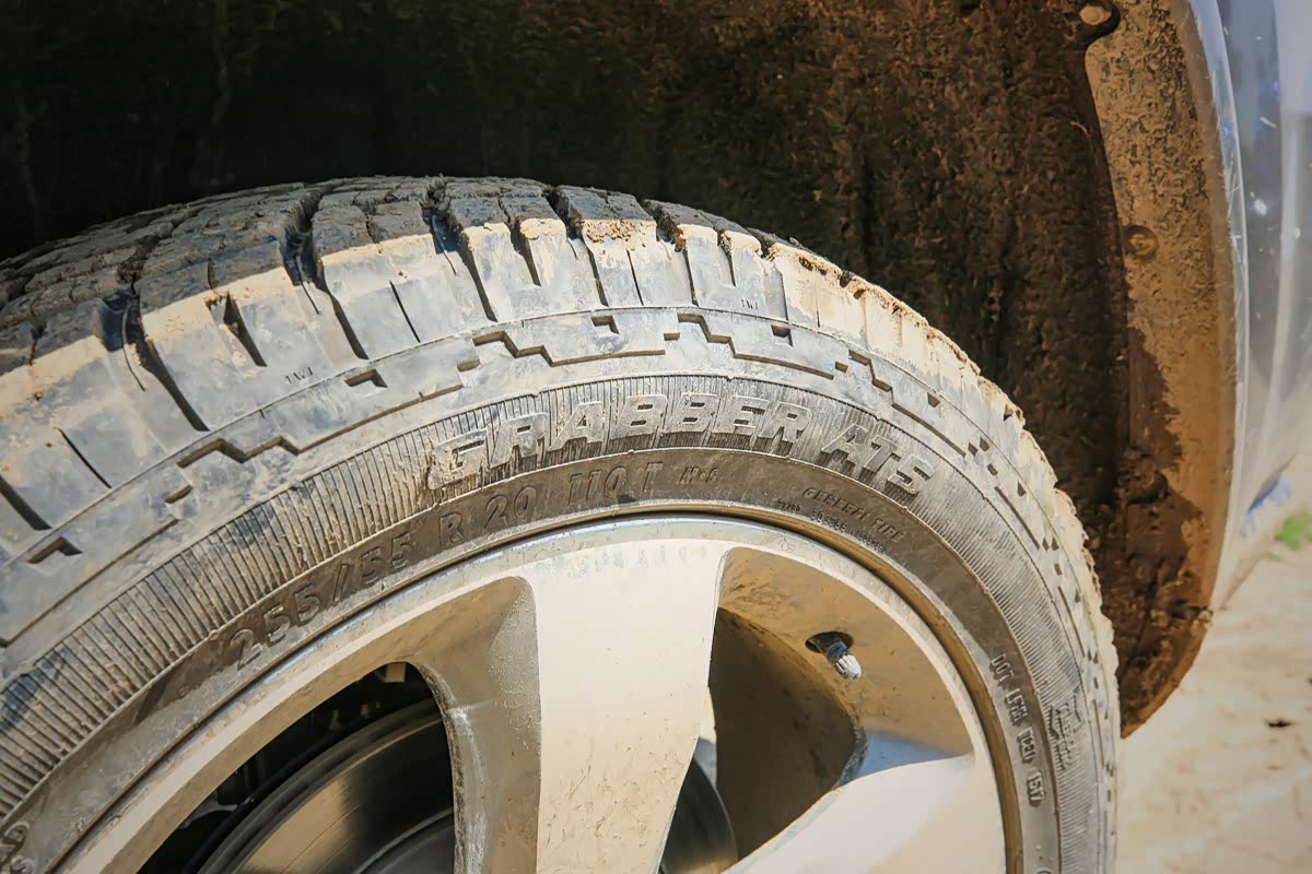 大切与这套AT5轮胎确实比较大 视觉和实际效果都符合