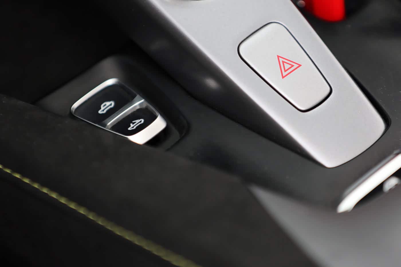 50公里速度内可以开闭的顶篷， 只需18秒， 就可以享受阳光和清风