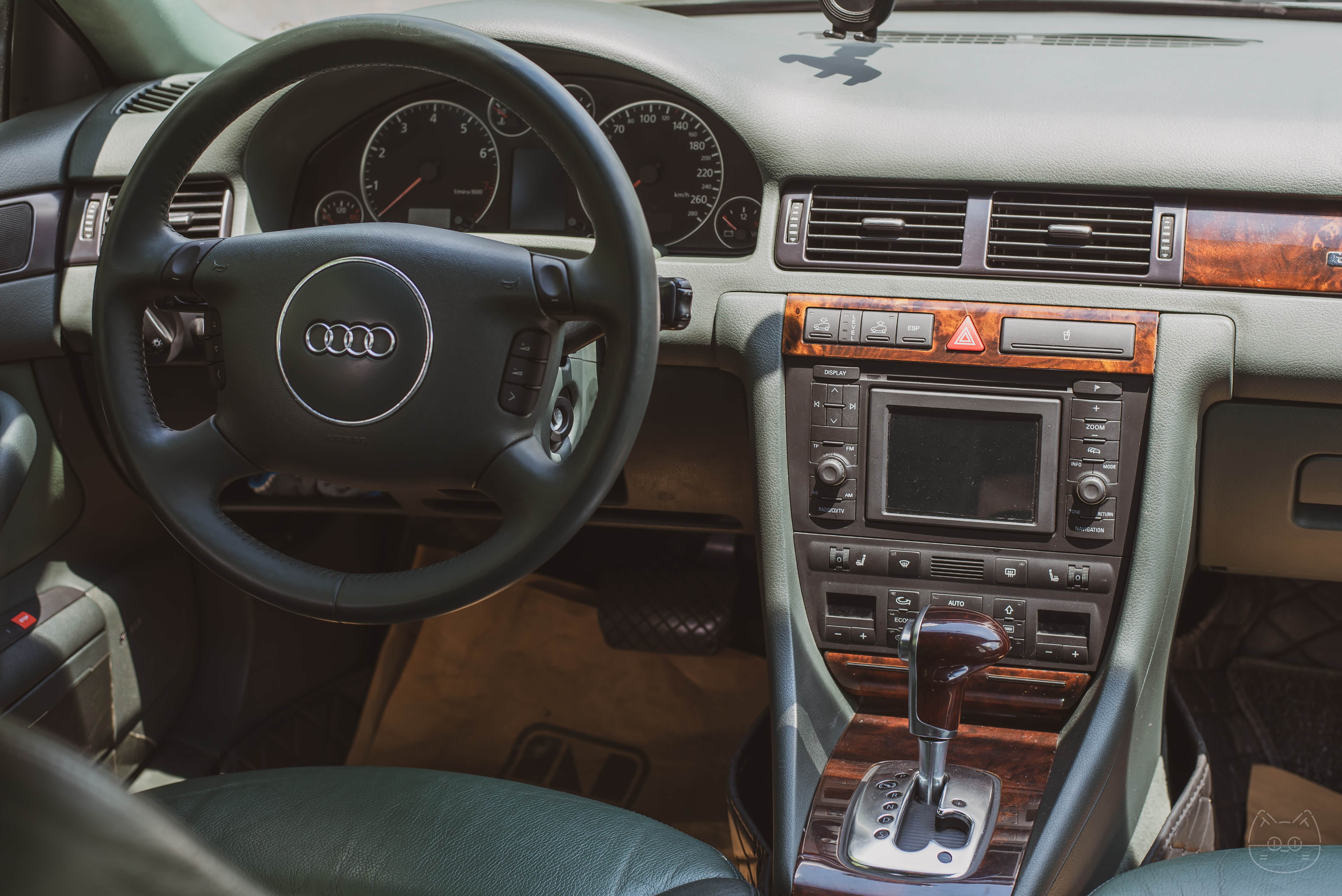 (图：喜欢桃木内饰的我表示，如果方向盘是桃木的就更好了)