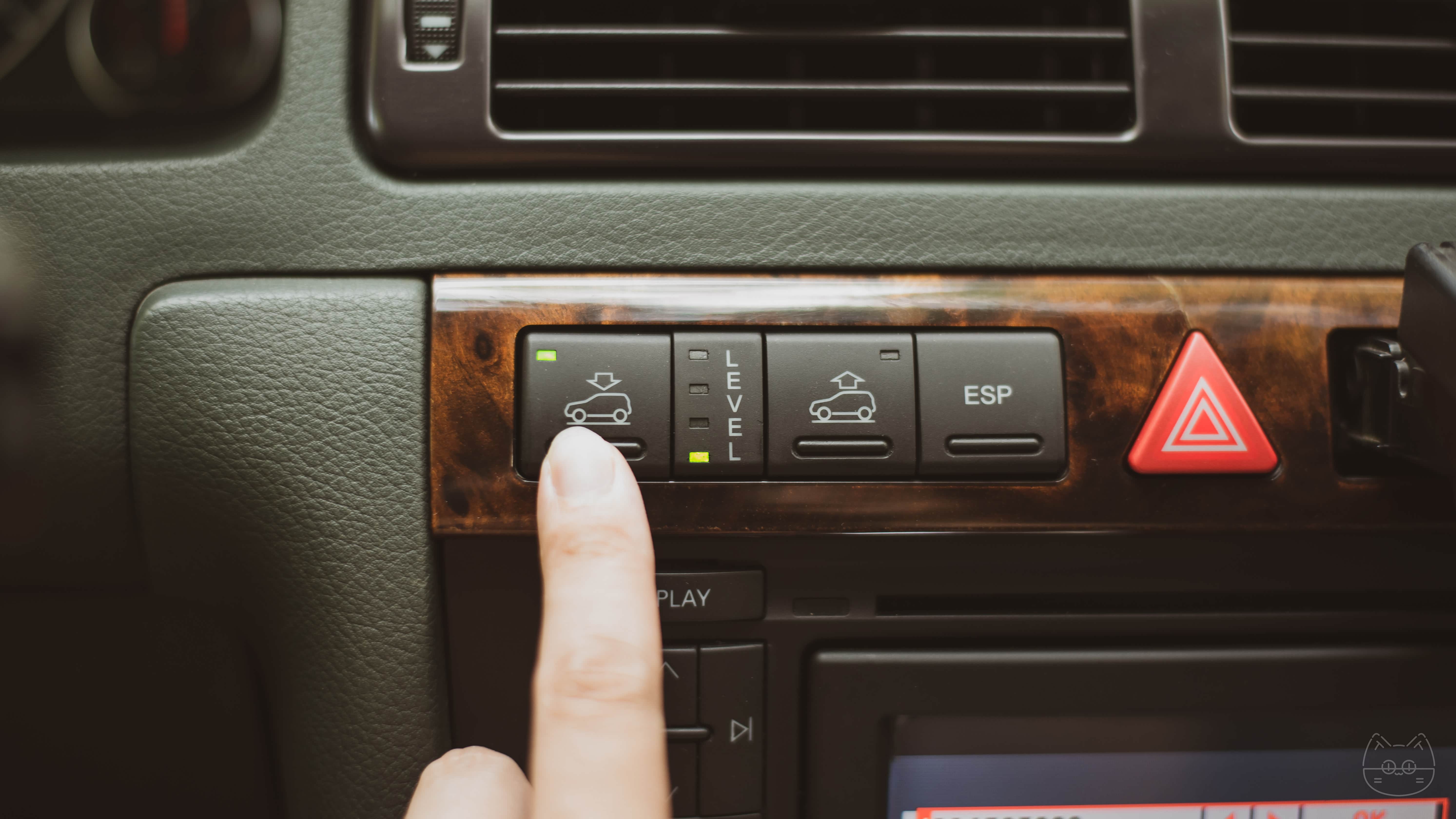 (图：空气悬架不仅可以手动调节还能随速自适应高度调节)