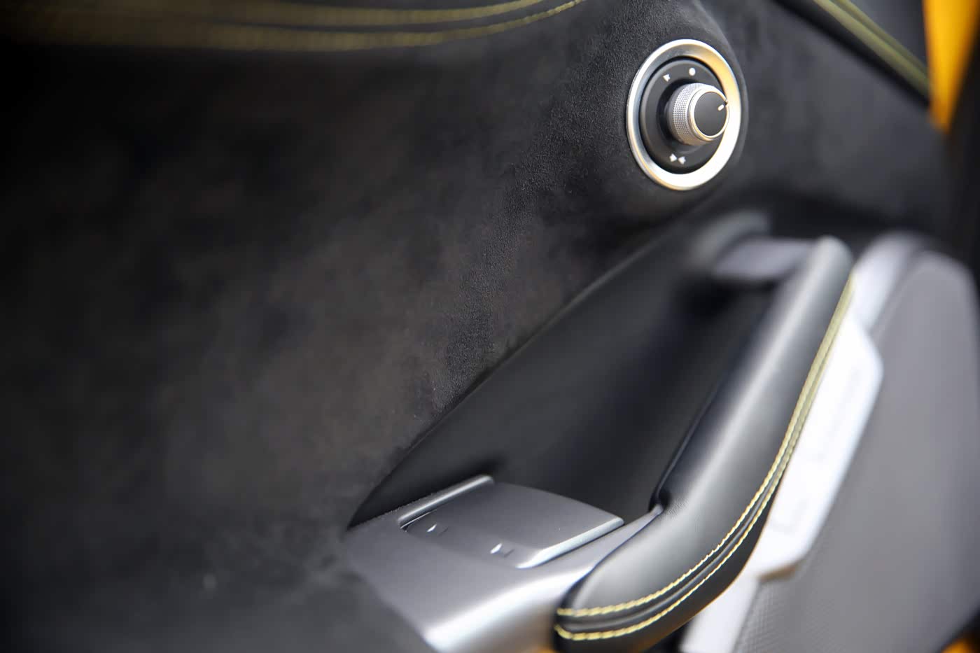 门板大面积Alcantara覆盖， 门把手真皮包裹