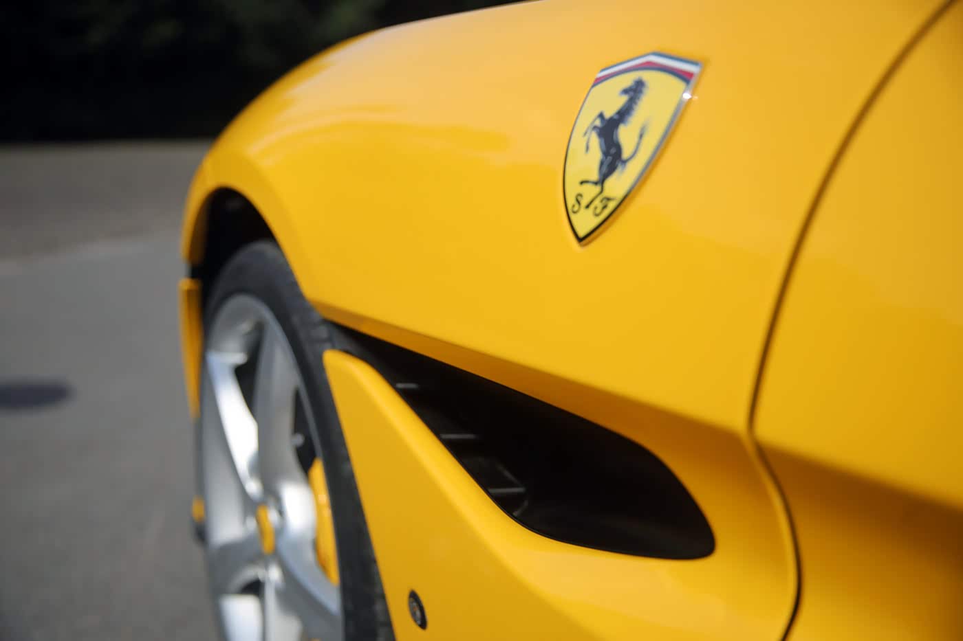 前轮后侧的导流槽是Portofino M改款后的外观标识性变化， 一眼可以识别