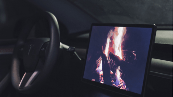 特斯拉车机的“彩蛋”之一是“点燃篝火”