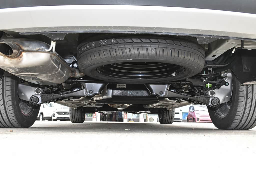 而定位低一个层次的宝骏730的高配车型使用的是前麦弗逊后多连杆式独立悬挂，比凯捷更高级