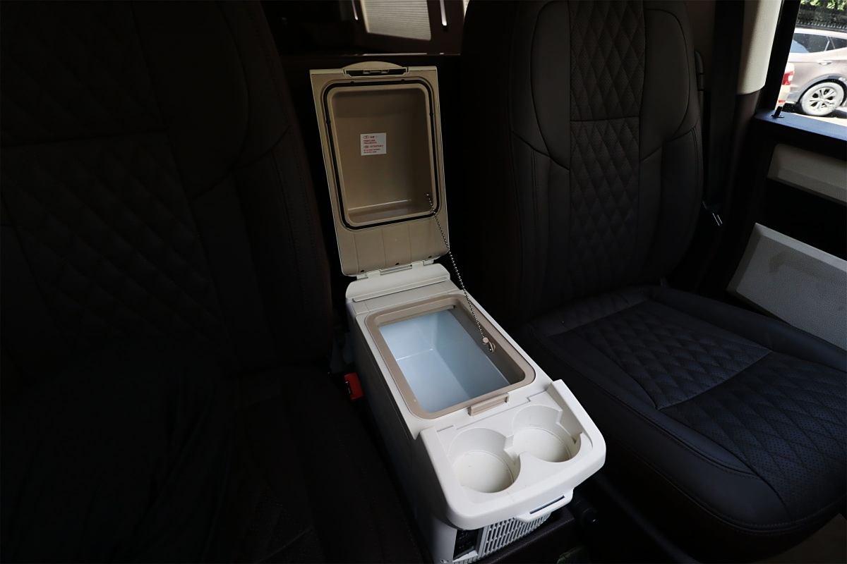 实拍四驱大众七座豪华商务车