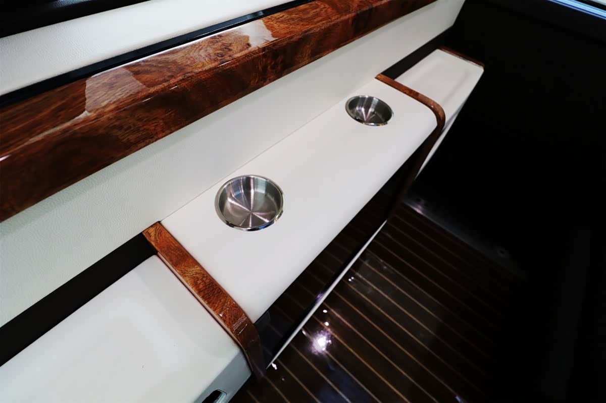 实拍四驱大众七座豪华商务车