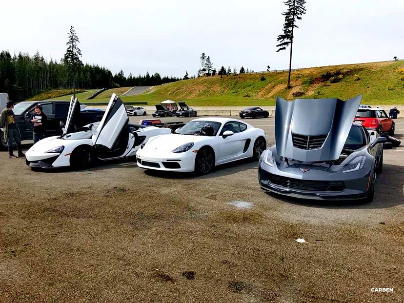 ▲ 我们这三个之前在mission赛道单挑的时候，我车油箱灯亮了，怎么踩都没劲儿，提前下场去了加油站