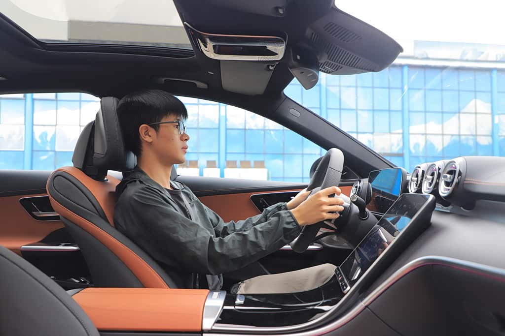 图：全新奔驰C级前排座椅乘坐空间