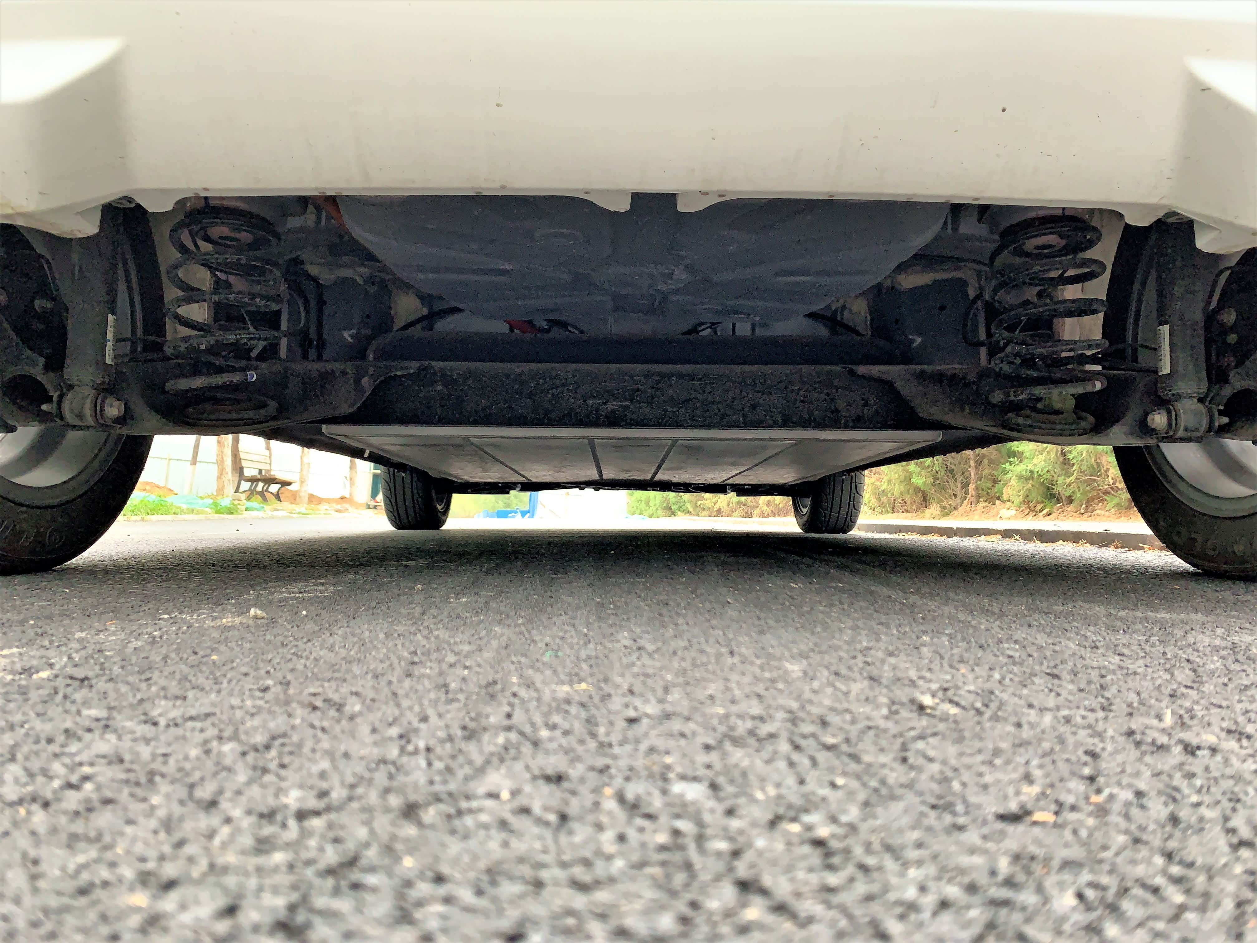 32.2kWh的电池组平铺在底盘中央，提升了刚性，降低了车身重心，因此e1的操控比F0改善不少