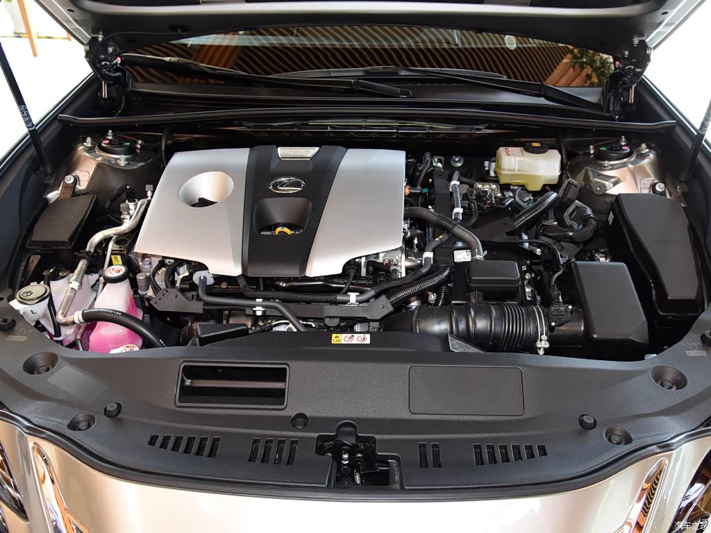 配图为2020款 300h 行政版