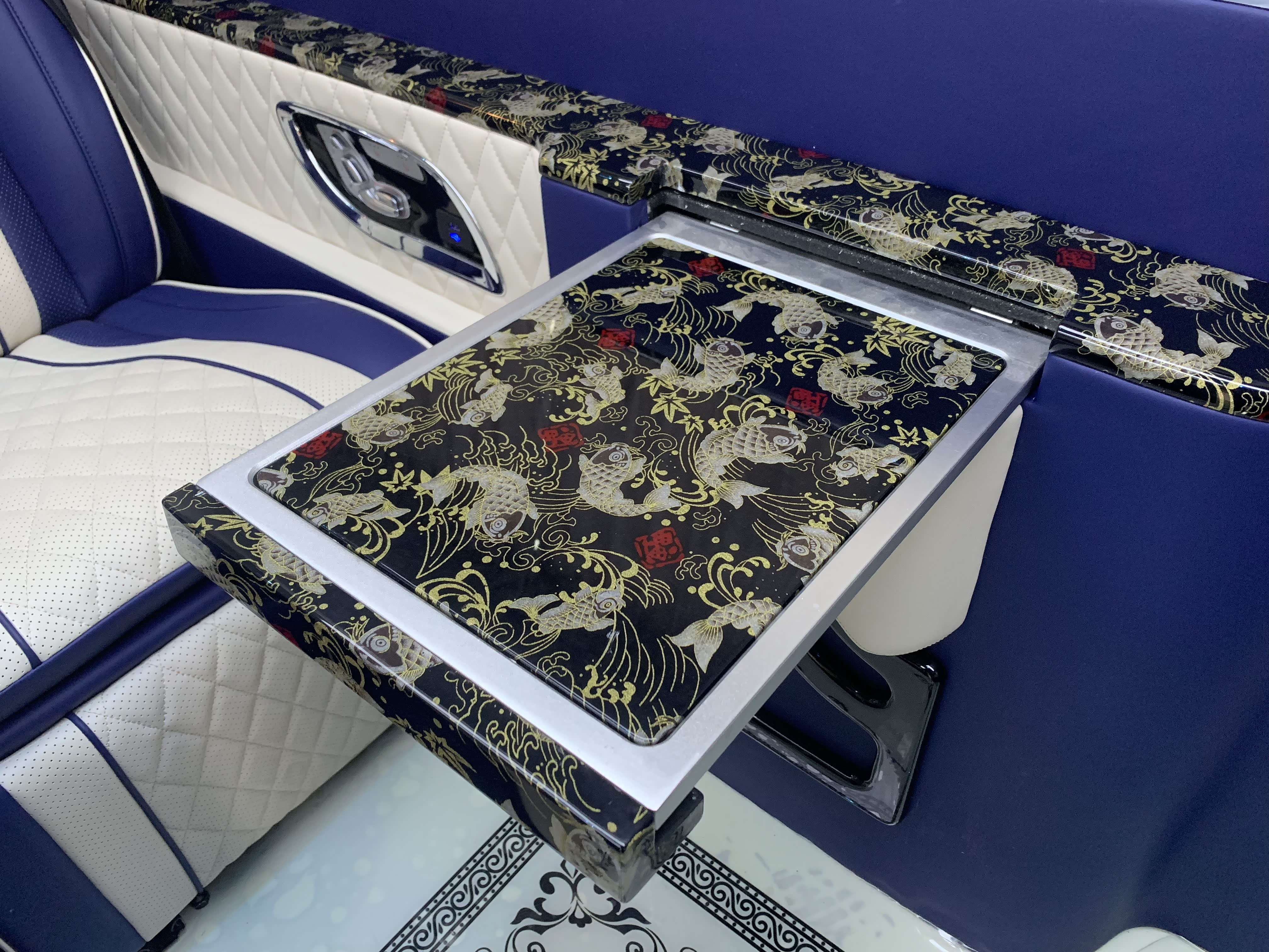 小桌板展开状态