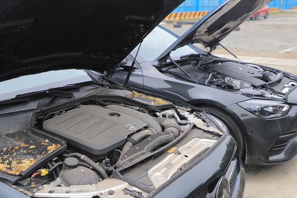 图：老款奔驰C260L 发动机舱