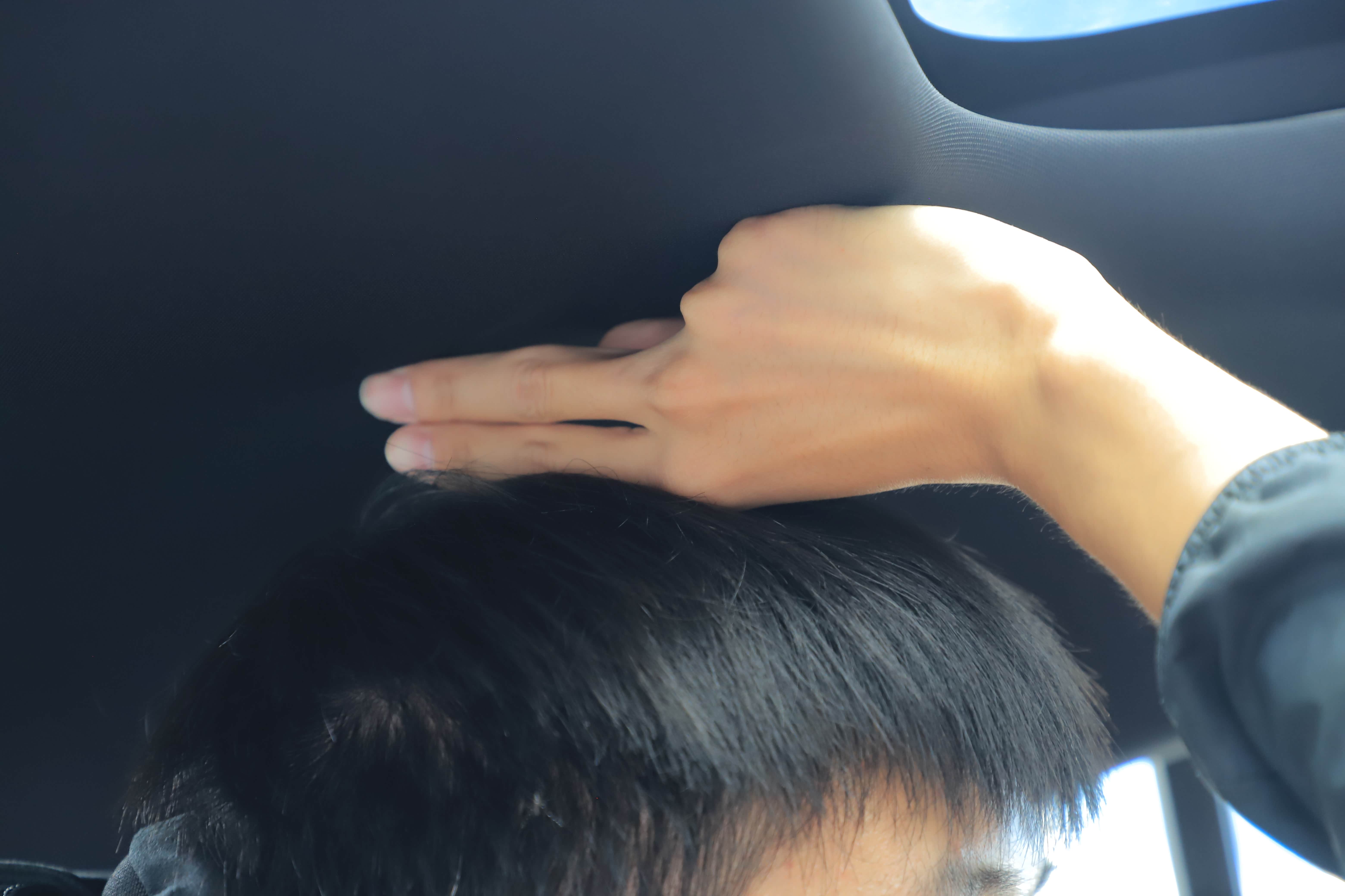 图：全新奔驰C级后排座椅头部空间