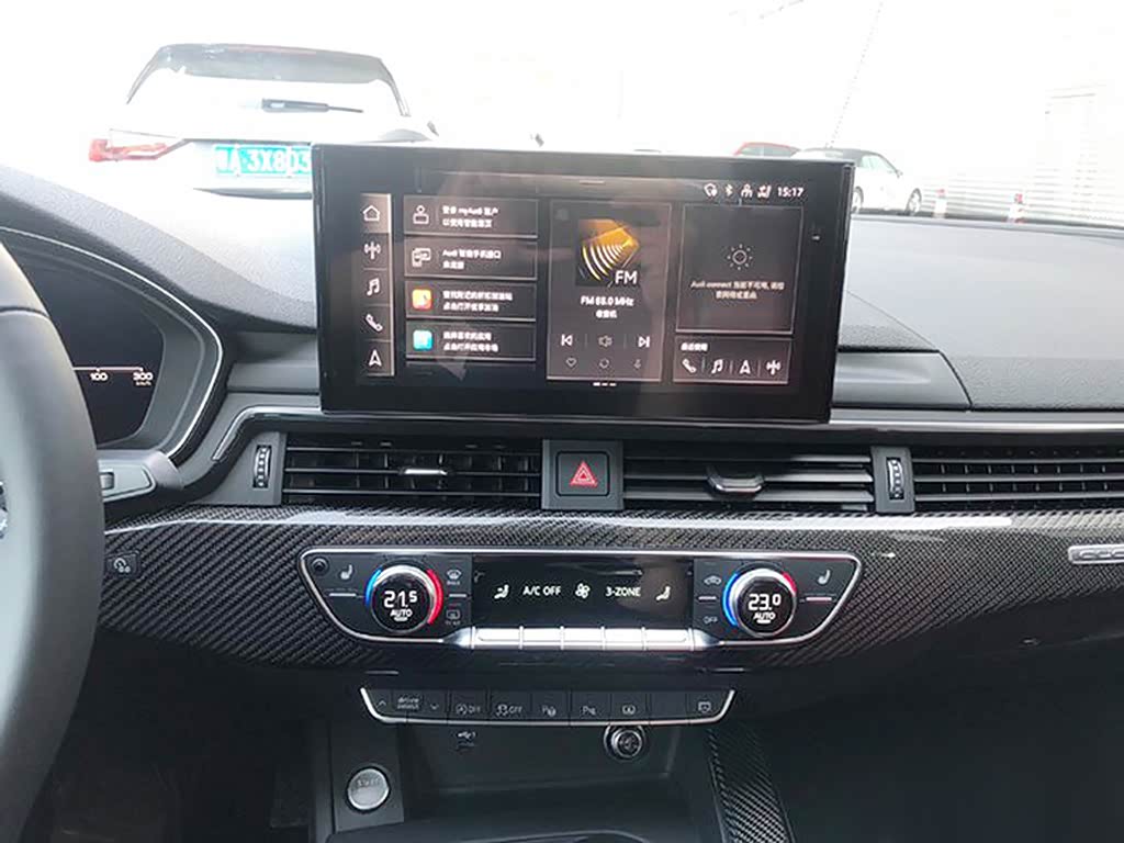 中控屏从现款的8.3英寸升级为10.1英寸