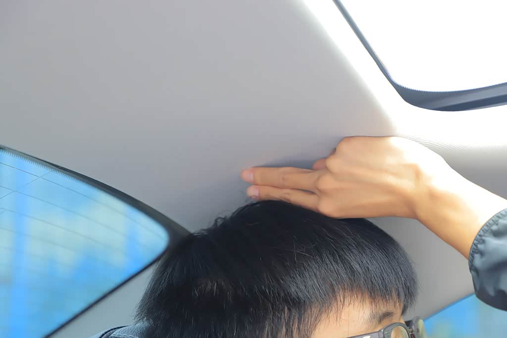 图：老款奔驰C级后排座椅头部空间