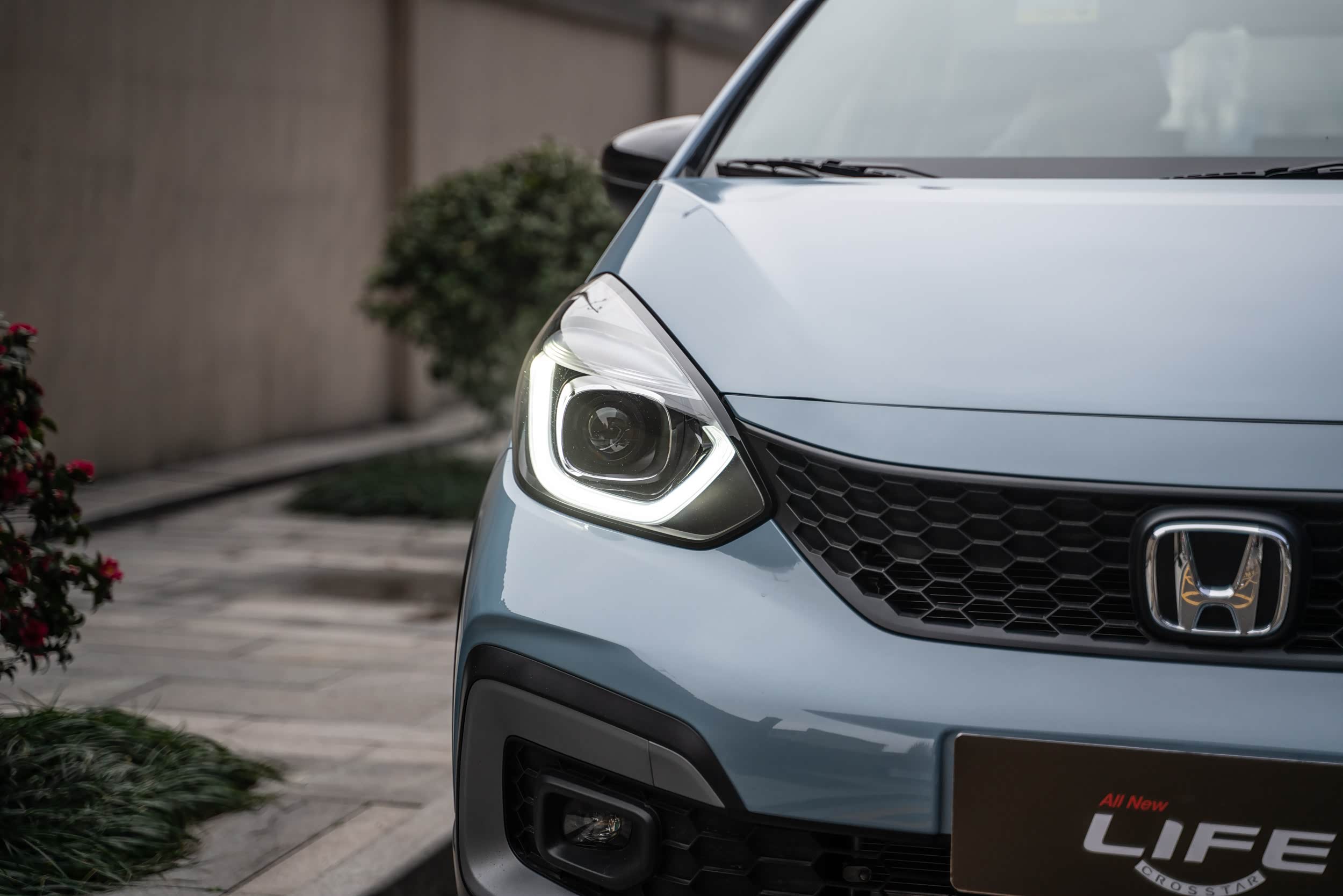 全系标配了带透镜的LED大灯