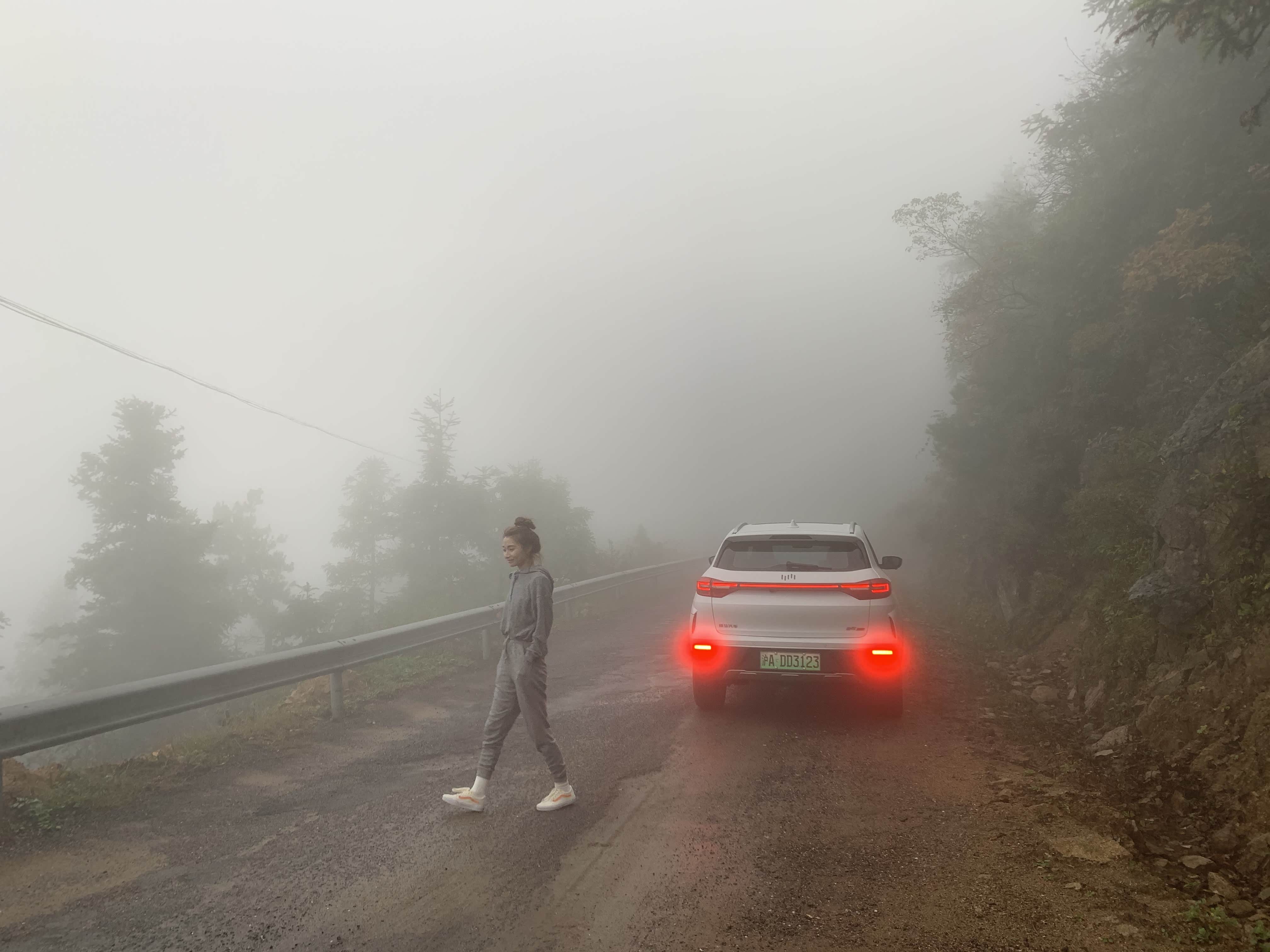 浓雾中翻越高山
