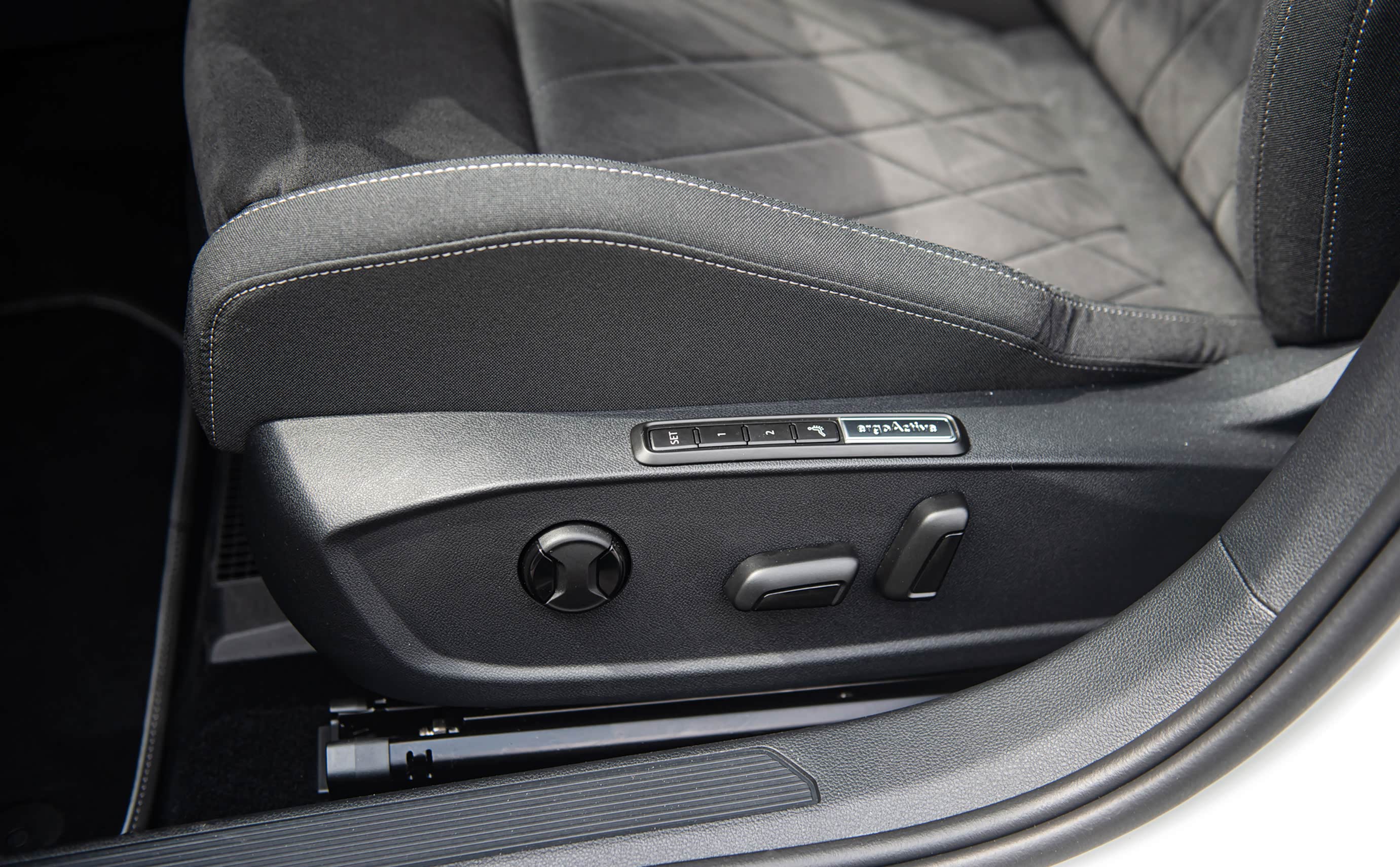 驾驶座带14向电动调节，2挡记忆功能，还能背部按摩