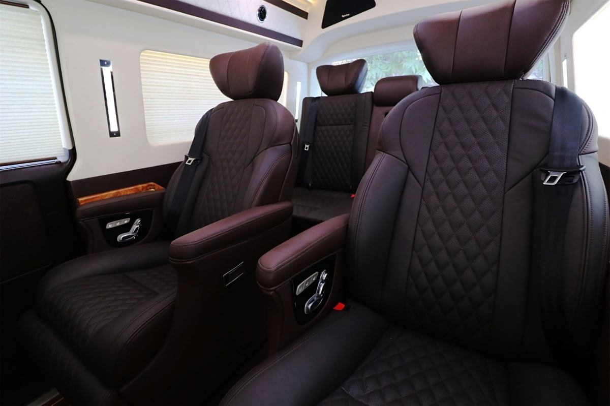 实拍四驱大众七座豪华商务车