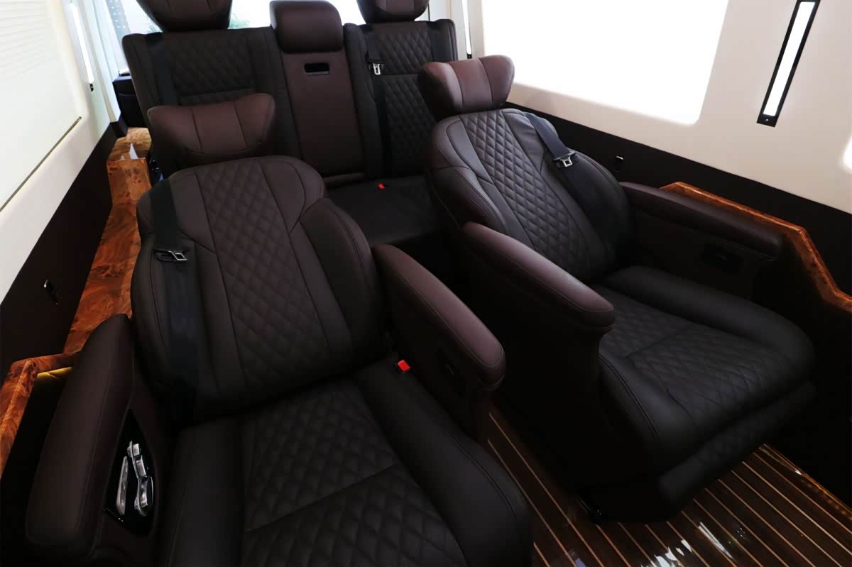 实拍四驱大众七座豪华商务车