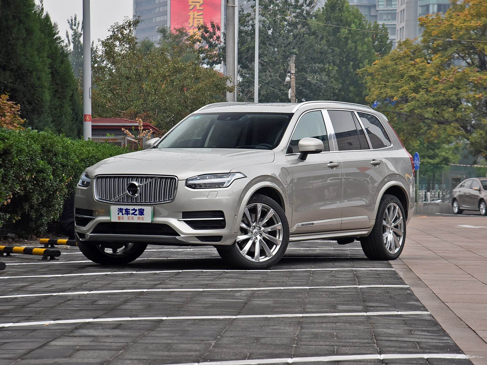 现款沃尔沃XC90 T8插电混动车型（下同）