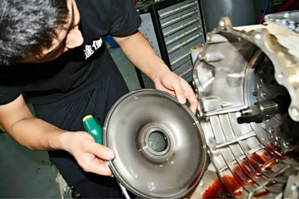 拆卸吉普大指挥官变速箱油封