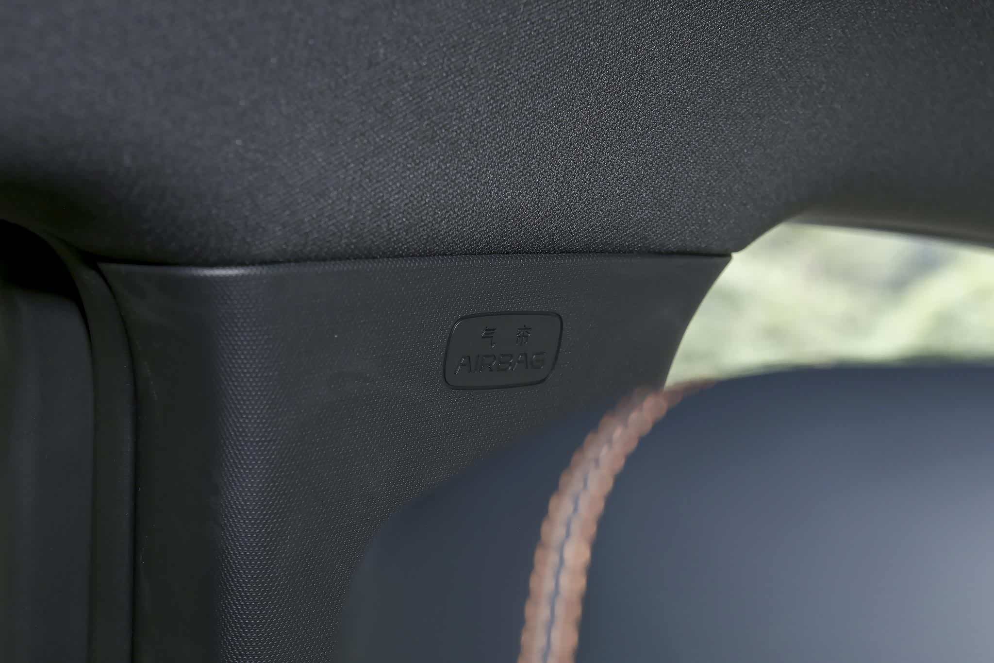 宋PLUS DM-i车型配备前后排头部气帘