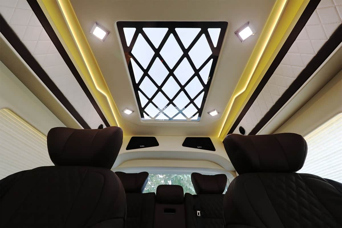 实拍四驱大众七座豪华商务车