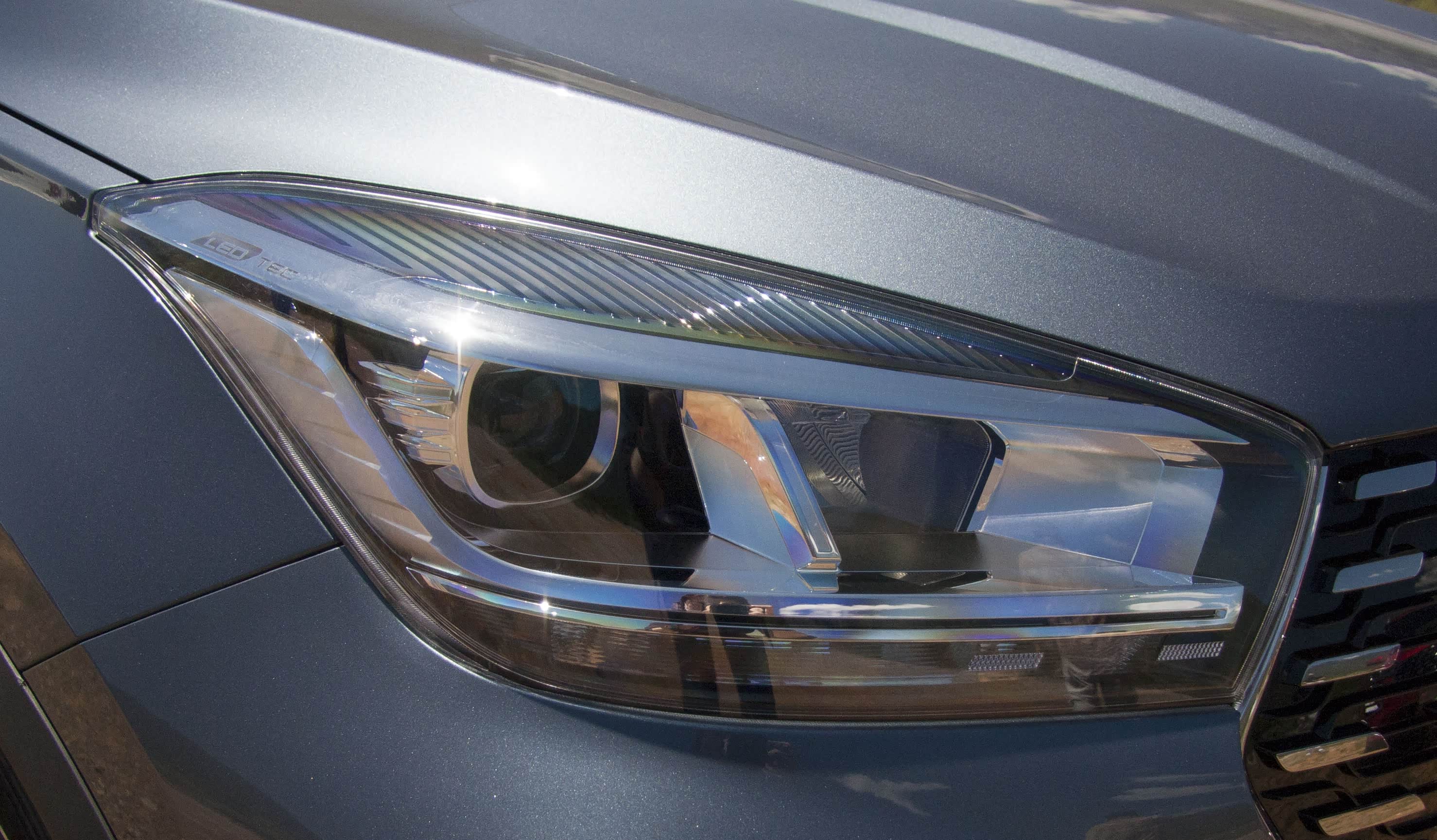 G型日间行车灯加晶钻透镜LED前大灯，能更好提升前脸辨识度