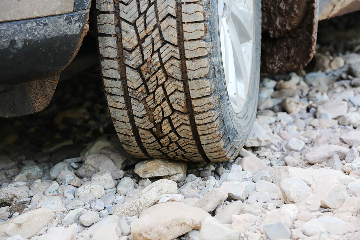 最多的就是石子路，可别小瞧这样的路，它可是轮胎的杀手