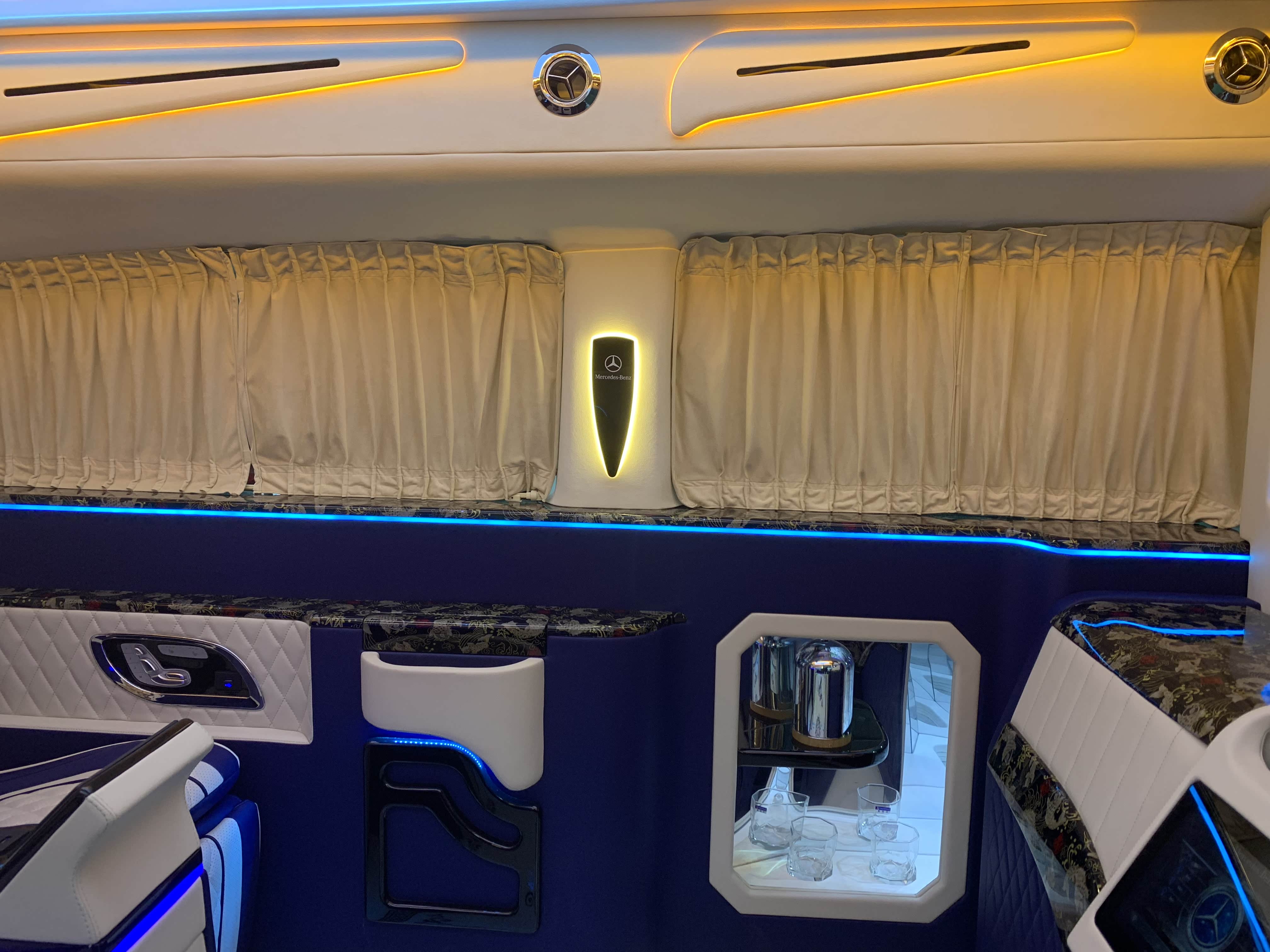 侧壁电动窗帘和氛围灯