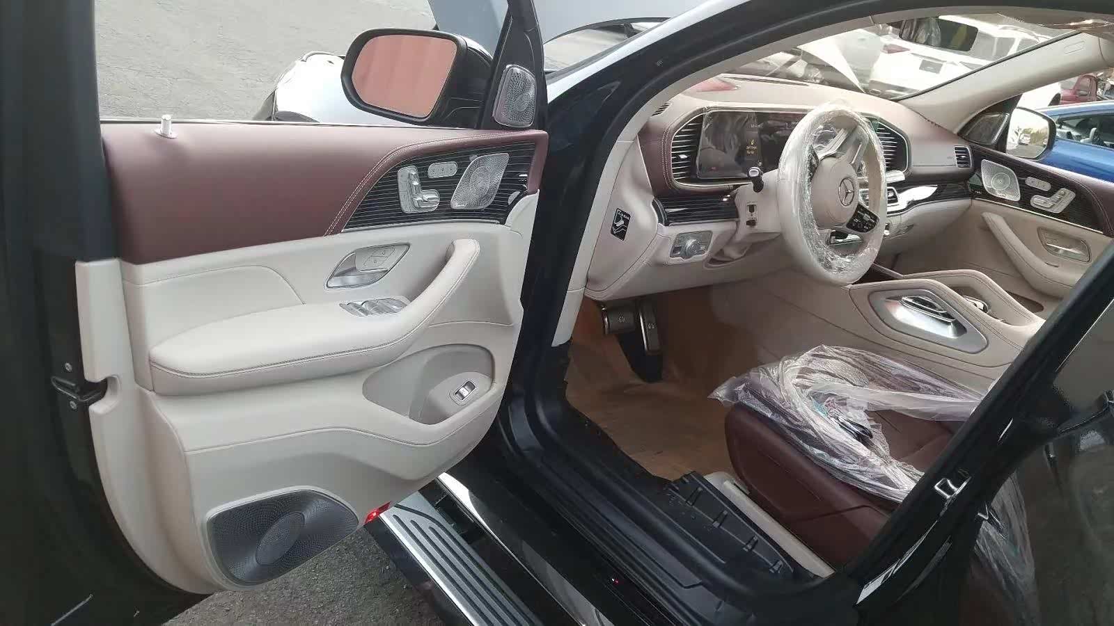 内饰奢华程度真的很难想象的到，除了真皮就是桃木，一点不输路虎揽胜创世加长和宾利添越等车型。