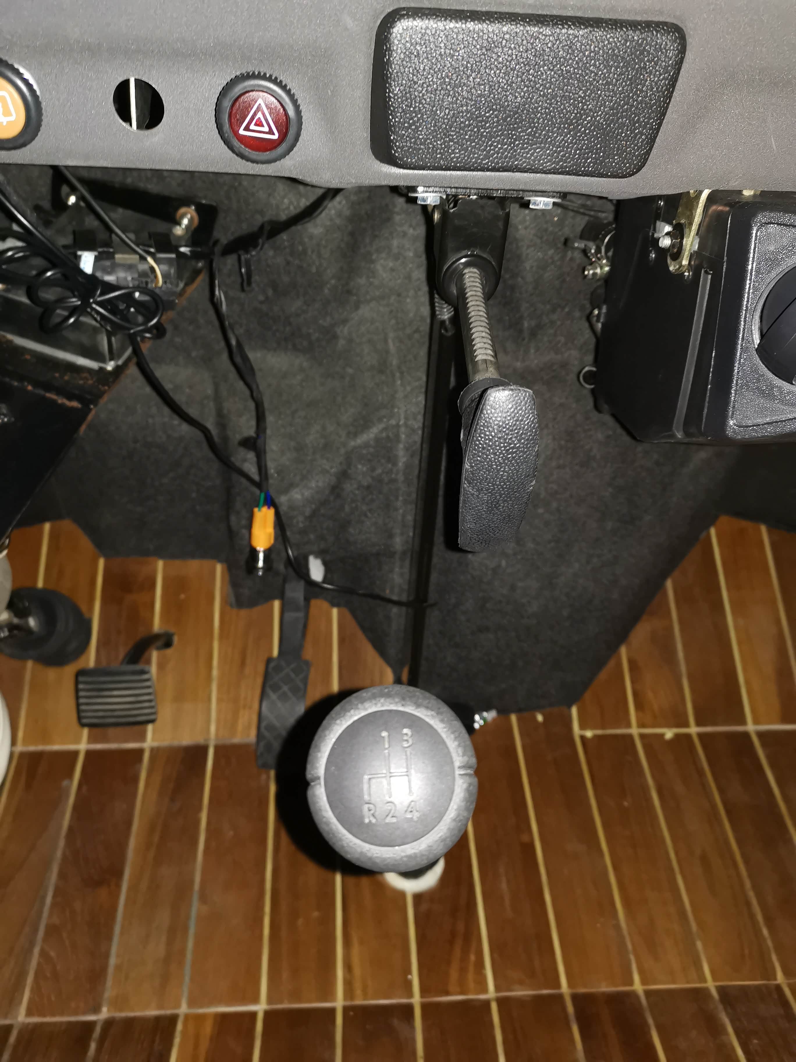 手刹和挡杆，只有4速的变速器