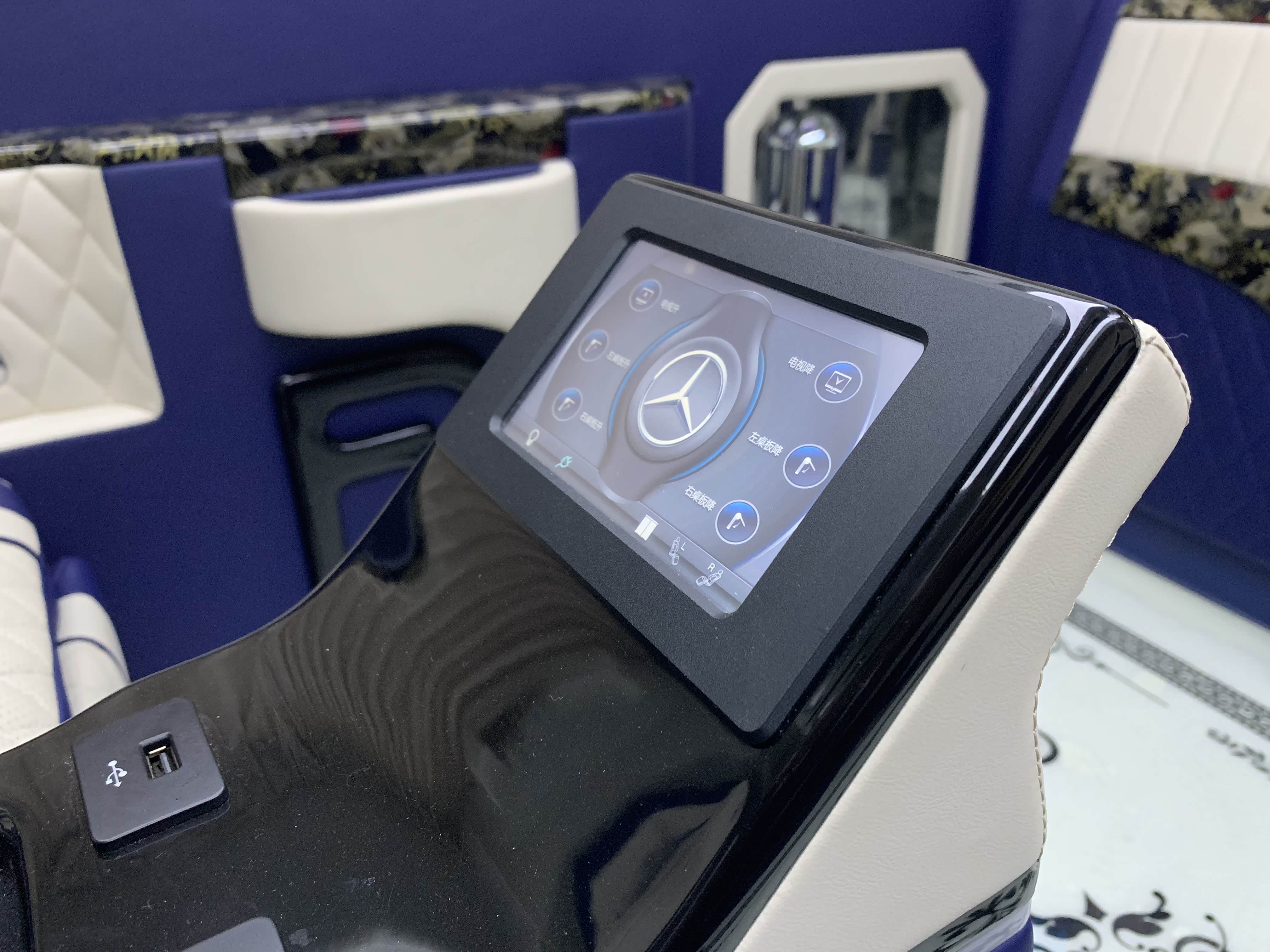 中央扶手箱上的触摸控制屏