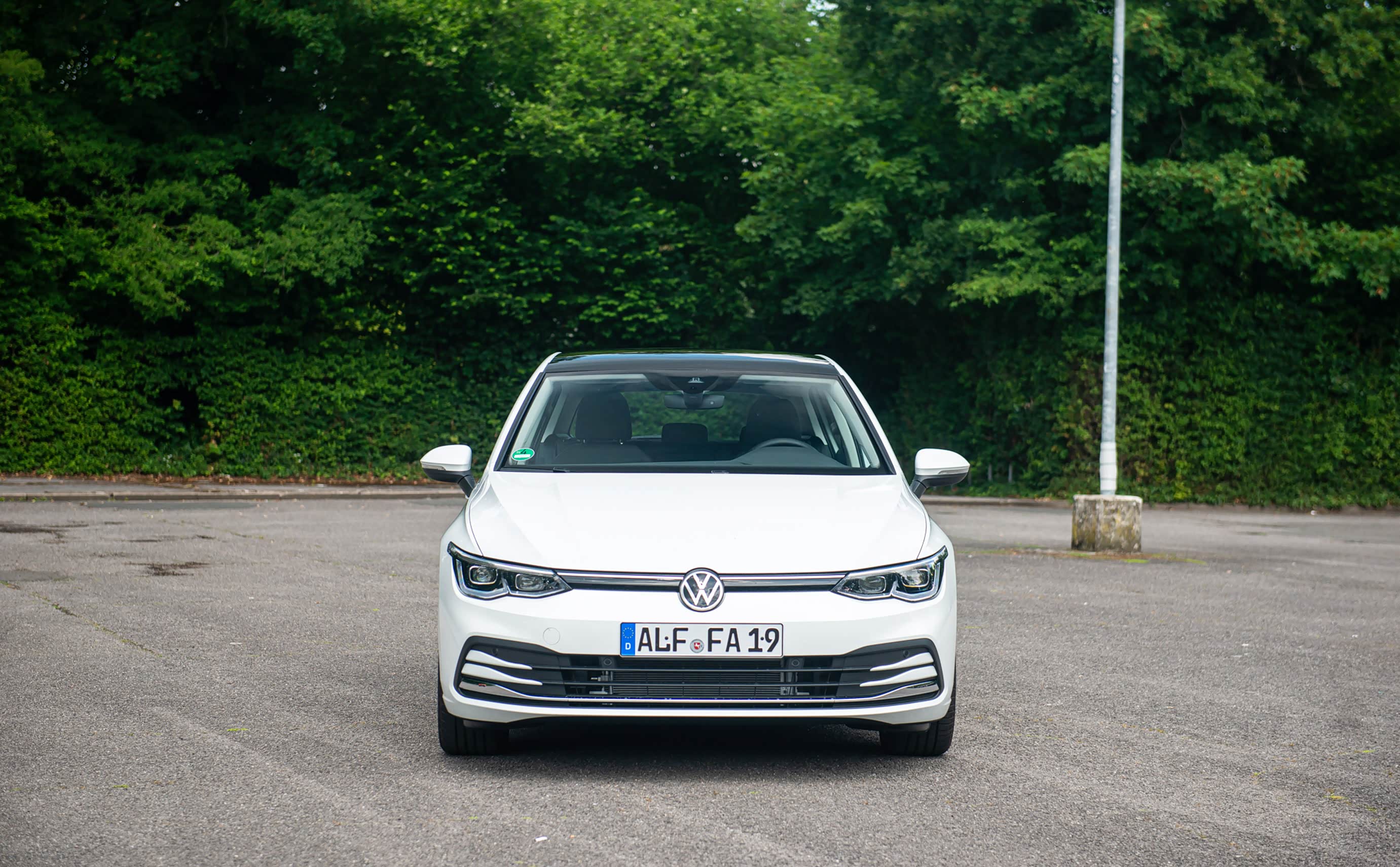 取消了进气格栅，前脸由一条“一字眉”勾勒出来