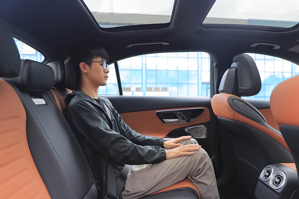 图：全新奔驰C级后排座椅乘坐空间