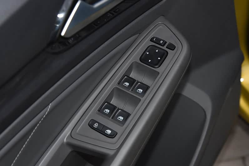 但VS5却是这个级别不多的全系标配4门玻璃一键升降的产品，很多20万级别车型都做不到