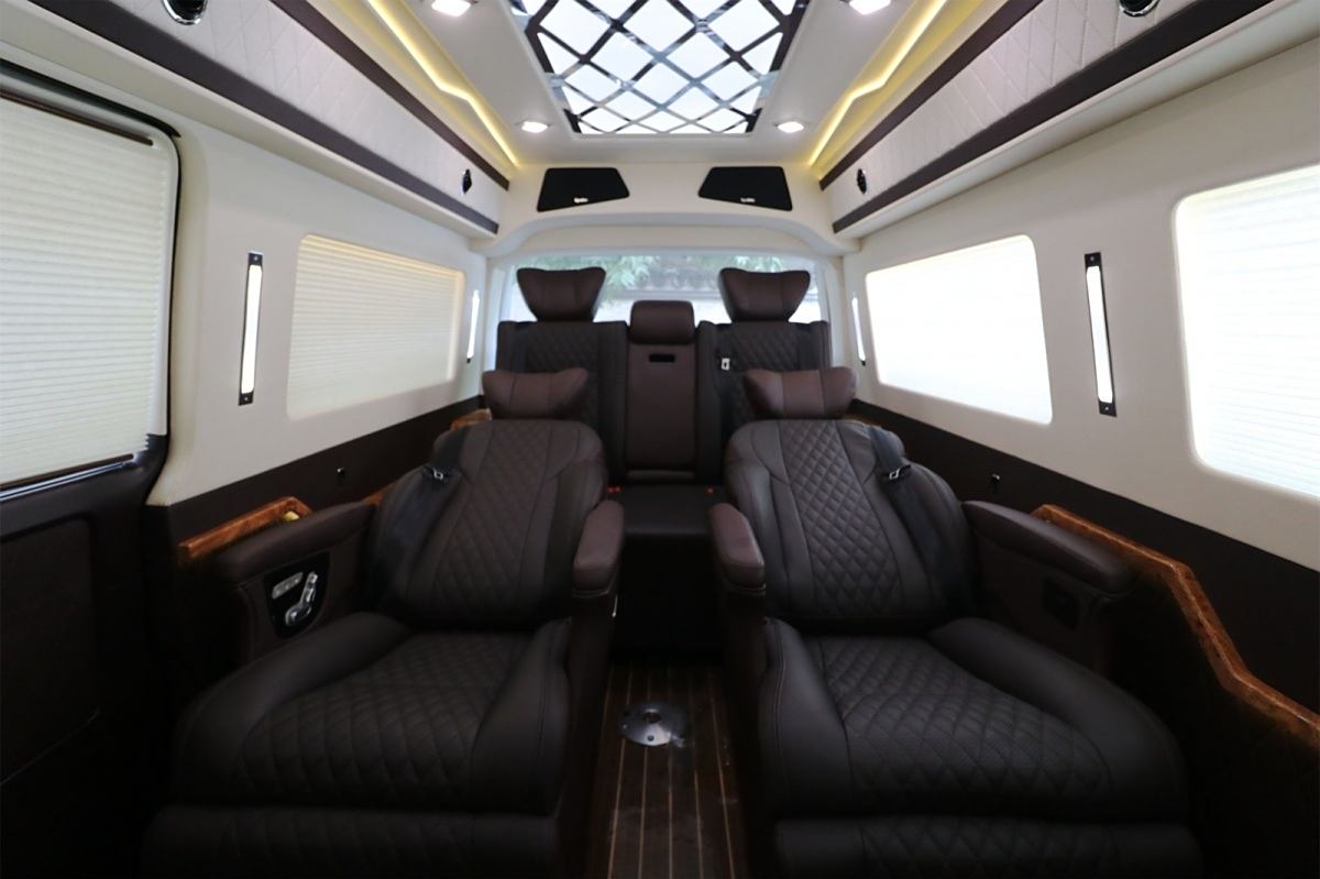 实拍四驱大众七座豪华商务车