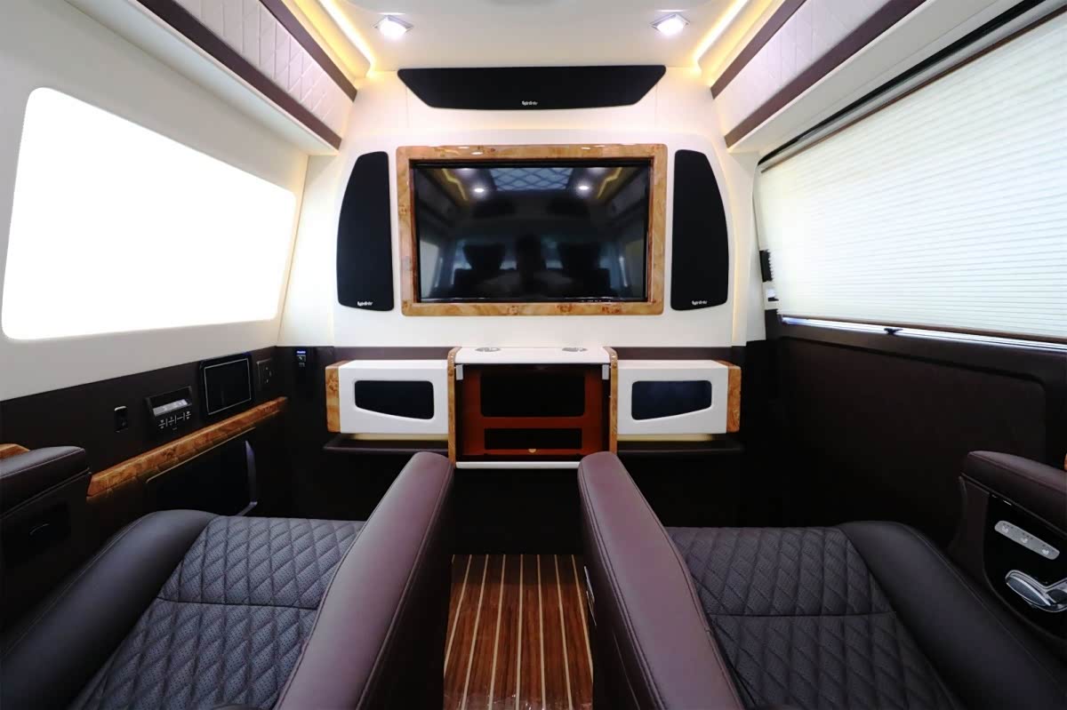 实拍四驱大众七座豪华商务车