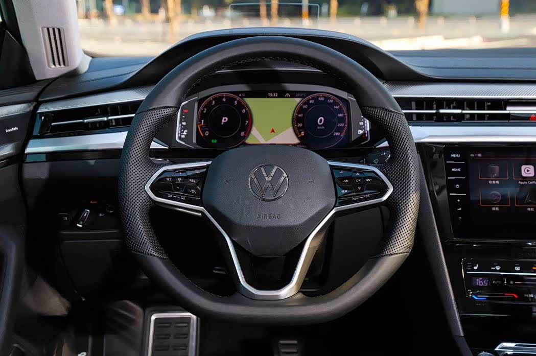 方向盘中间是大众全新的徽标