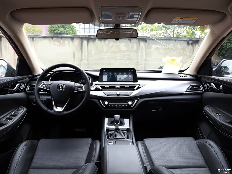 与几乎“赤裸裸”的那些经典版产品相比，锐程CC的中控台无论是设计感还是材质都精致时尚很多